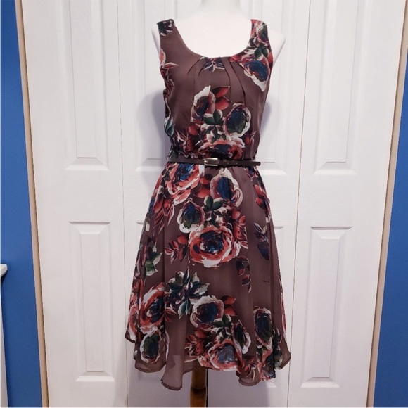 Size 3/4 dresses - Picture 2 of 11